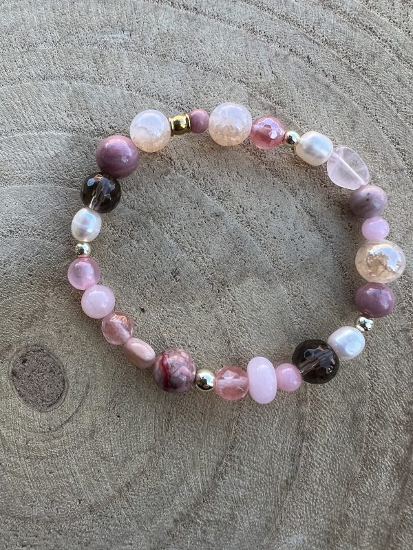 Armbånd lyserøde sten/krystaller
